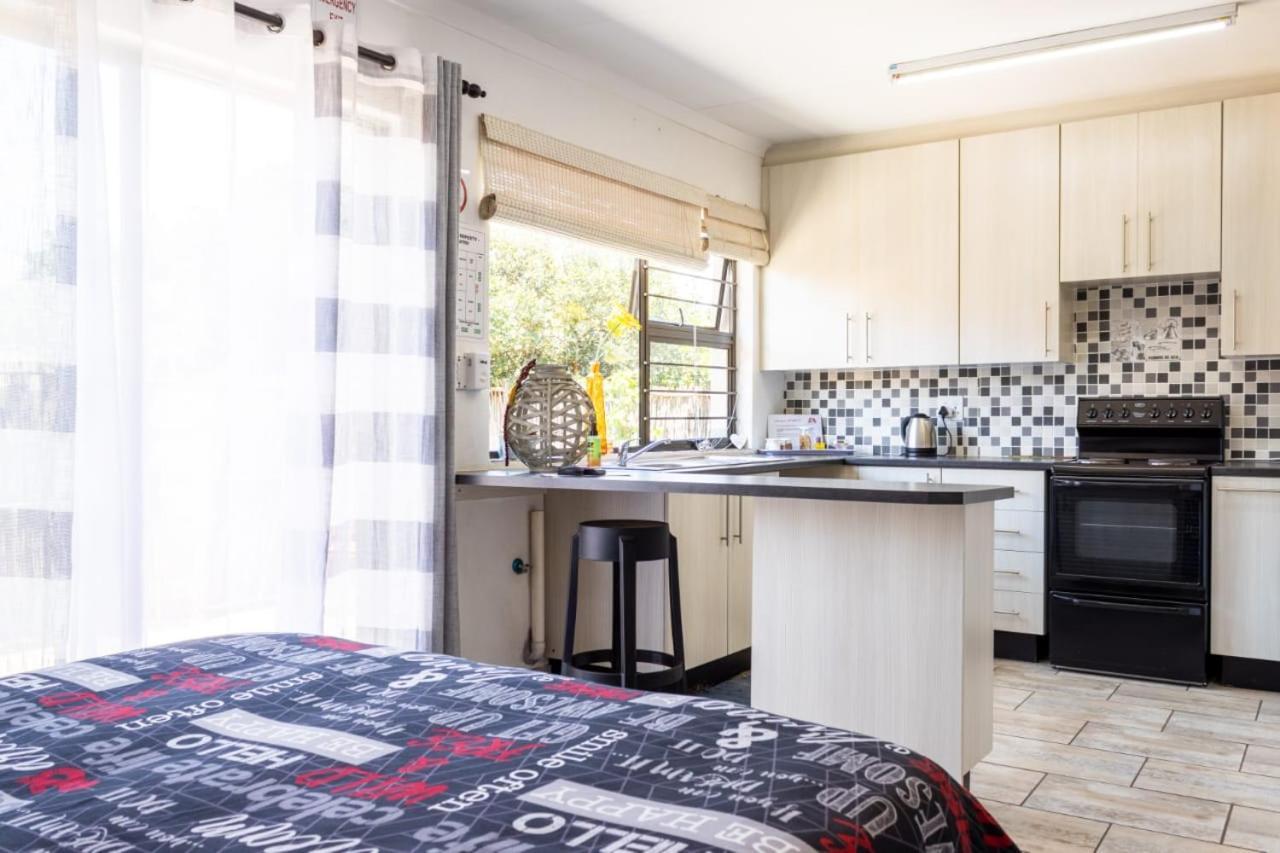 Mykhaya-Your Home Away From Home Kempton Park Eksteriør bilde