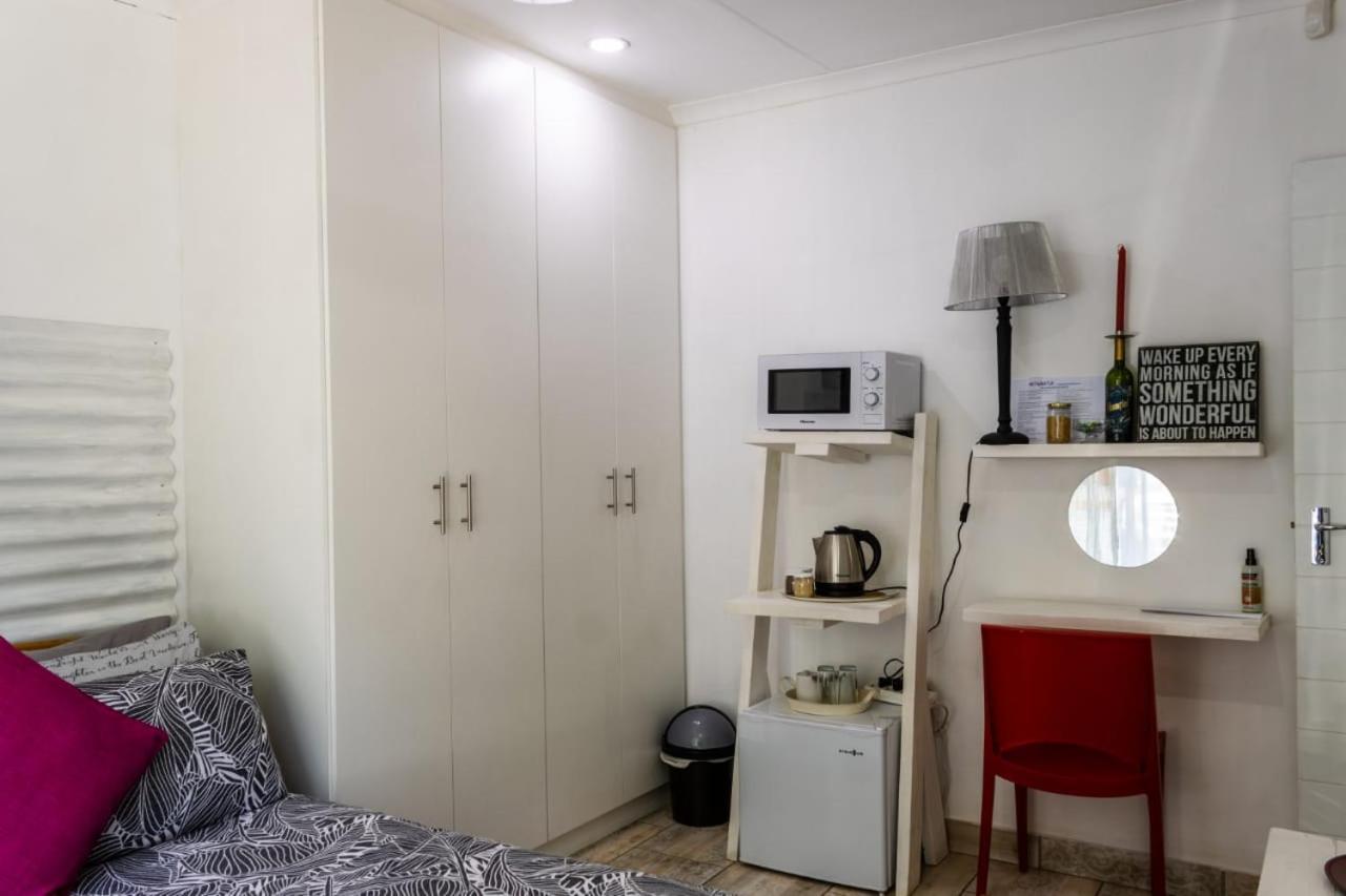 Mykhaya-Your Home Away From Home Kempton Park Eksteriør bilde